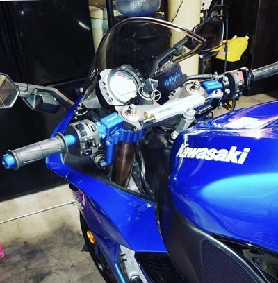 Kawi 636 handlebars for stunts on a blue ZX6R
