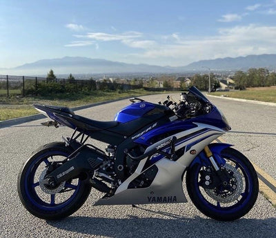 blue and silver Yamaha R6 Caifornia with Impaktech race rails street cage