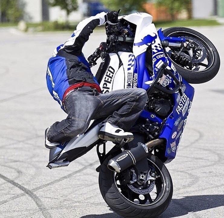stunt rider doing a circle wheelie ZX6R stuntbike Racing 905 cage