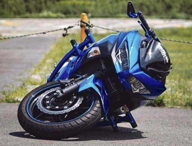 zx6r laying on left side crash cage bike protection