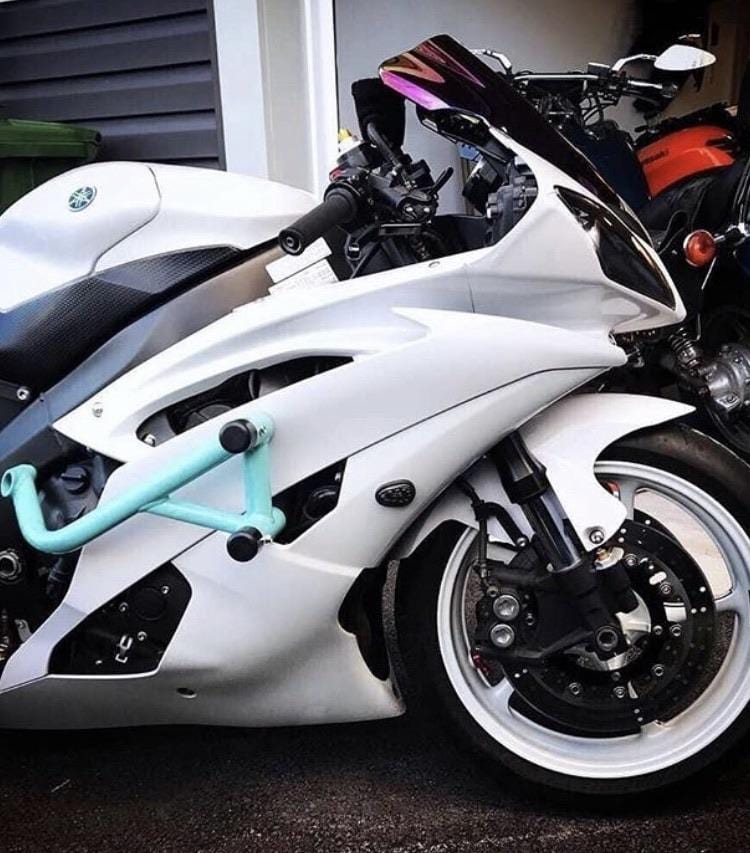 lowered Yamaha R6 white with race rails